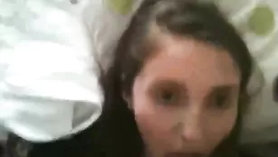 Ненасытная брюнеточка отсасывает пенис ухажеру