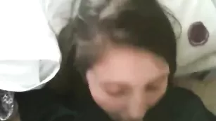 Ненасытная брюнеточка отсасывает пенис ухажеру