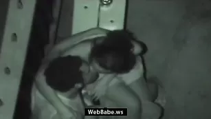 Возбужденная парочка трахается на улице под скрытой камерой