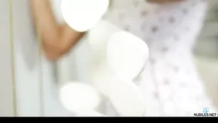 Шикарная леди GinaRussel ласкает бритую пилотку