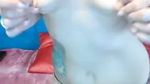 Сексуальная баба SweetHot ласкает сосочки