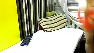 Сексуальная барышня LaraSky нежно теребит киску