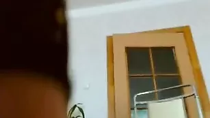 Шикарная дама alikakiss пальцем трахает анус