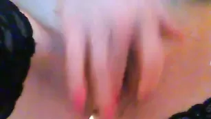 Отличная дама xxnikaxxx ласкает писю рукой