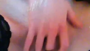 Отличная дама xxnikaxxx ласкает писю рукой
