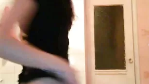 Отличная дама xxnikaxxx ласкает писю рукой