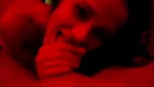 Соблазнительная курва AMINA отсасывает член