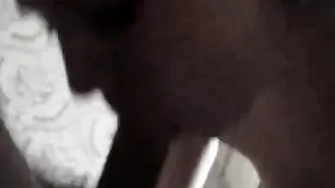 Пошлая дамочка отсасывает пенис и трахается в пизду