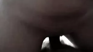 Пошлая дамочка отсасывает пенис и трахается в пизду