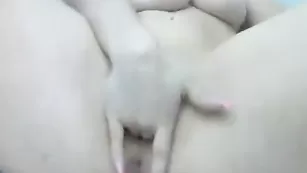 Темноволосая курва zlobnisiski сует пальчики в пизду