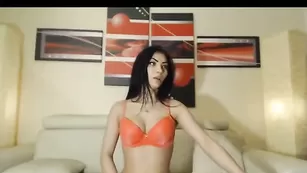 Шикарная девка Dirtyhotangel возбуждает упругой попкой