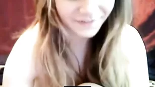 Озорная бабенка youngergirl нежно теребит письку