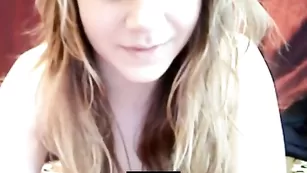 Озорная бабенка youngergirl нежно теребит письку