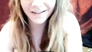 Озорная бабенка youngergirl нежно теребит письку