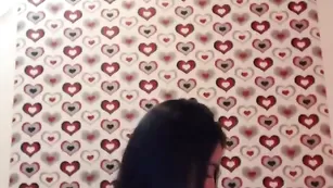 Черноволосая сука AvroraV оголяет бритые отверстия