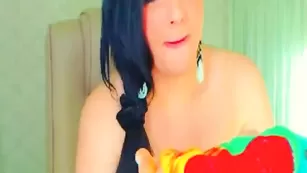 Жаркая кобыла crazydaisy глубоко отсасывает дилдо