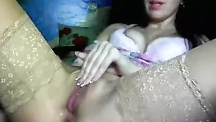 Строптивая крошка seksikiss смачно дрочит киску