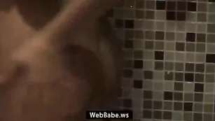 Русская сука Катя Самбука мастурбирует в душе