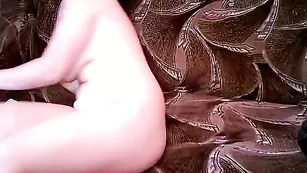 Пышная самка xxxkiraxx мастурбирует письку