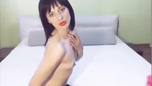 Жаркая сучка olygirl ласкает половые губки