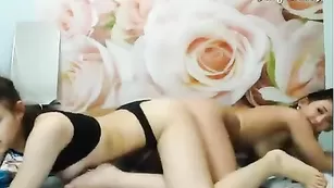 Темноволосые девки WoWDolls развлекаются в кровати