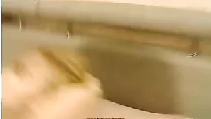 Симпатичная AlbinavsDavid отсасывает пенис