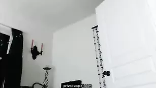 Богиня Audrey_ раздевается и мастурбирует