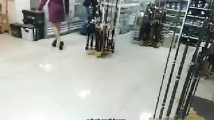 Похотливая блондиночка раздевается сидя на работе