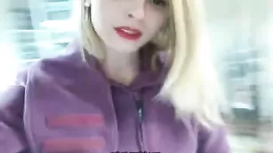 Похотливая блондиночка раздевается сидя на работе