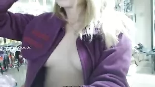 Похотливая блондиночка раздевается сидя на работе