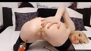 Сочная блонда BestSexCpl трахает очко пальцем