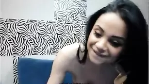 Грудастая дамочка обливается маслом