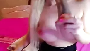 Пышногрудая красотка sexybarrbie заглатывает дилдо