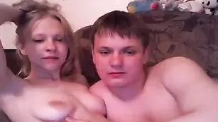 Русская парочка KISULYA666 развлекается перед камерой