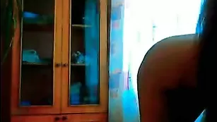 Стройная девочка Vladmila эротично раздевается