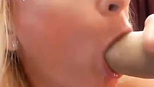 Распутная мамка MoniCutex давится страпоном