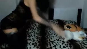 Татуированная девочка Didimonroe раздевается