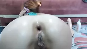 Рыжая шлюшка жестоко разрабатывает очко