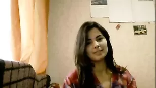 Молодая faerie трахает дырочки пальчиками