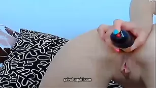 Русская брюнеточка Oelisia трахает обе дырочки