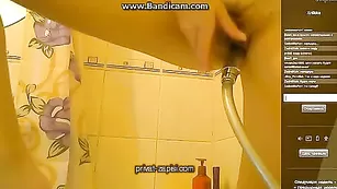 Голая шалава Xnikka дрочит пизду душем
