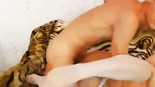 Грудастая рыженькая veryHoot ебется в анус