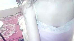 Сексуальная детка lovelycute эротично обнажается