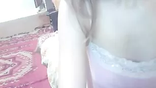 Сексуальная детка lovelycute эротично обнажается