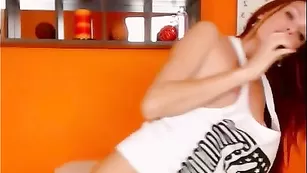 Рыжая проказница RedHotty мастурбирует пизденку