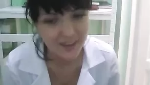 Врачиха irisha19 ласкает бритую пизденку