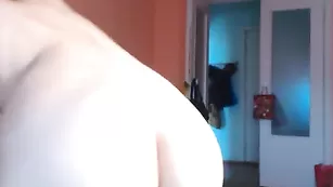 Симпатичная сучка xLexiVixi блаженно раздевается