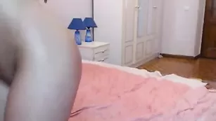 Смазливая брюнеточка KayleeHolp танцует стриптиз