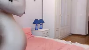 Смазливая брюнеточка KayleeHolp танцует стриптиз