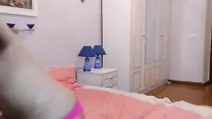 Смазливая брюнеточка KayleeHolp танцует стриптиз